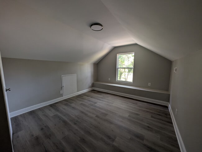 Building Photo - Room in House on Hart St