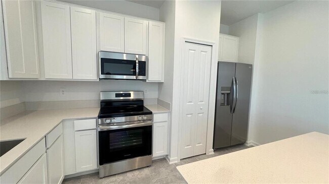 Building Photo - 3054 Chantilly Dr