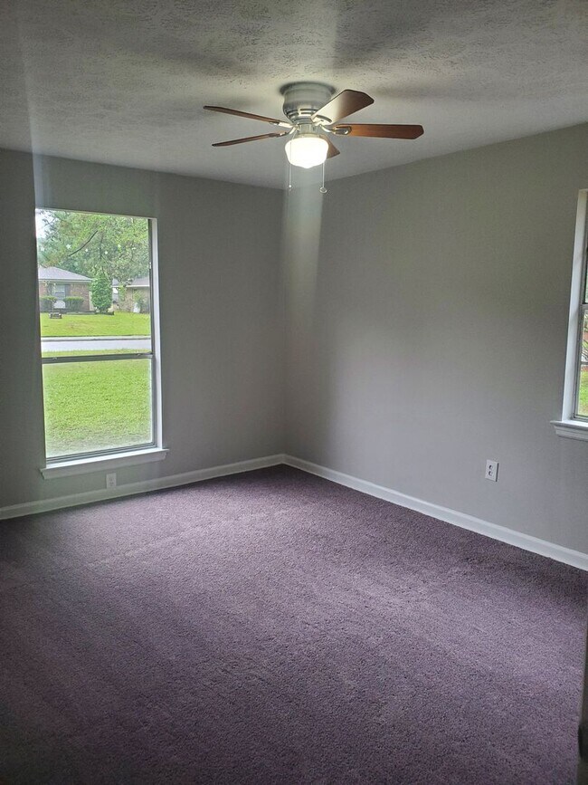 Building Photo - Spacious 4 bedroom in Berkshire West!