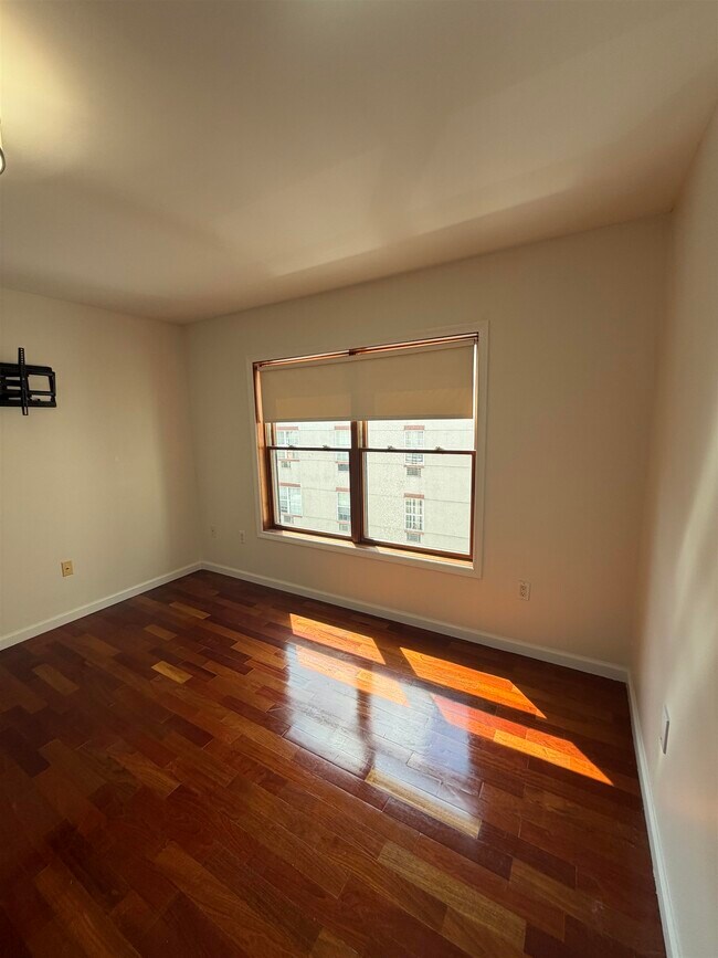 Building Photo - 209 40th St