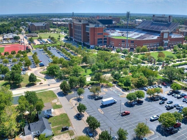 Building Photo - 203 E Brooks St