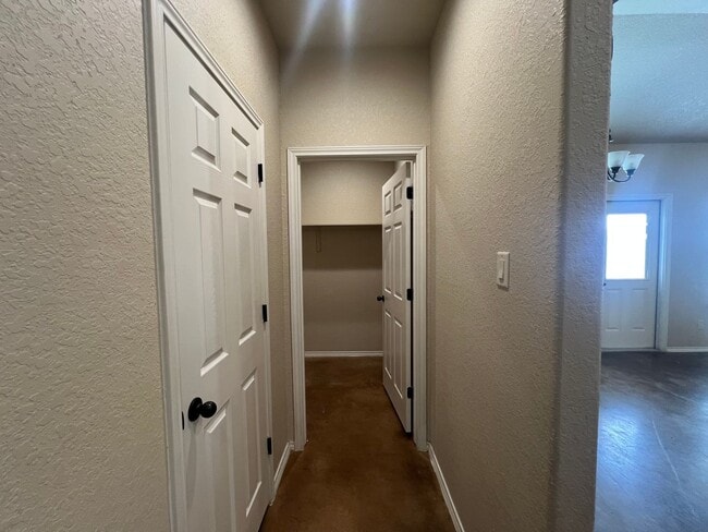 Building Photo - Luxury 3/2 duplex in NBTX