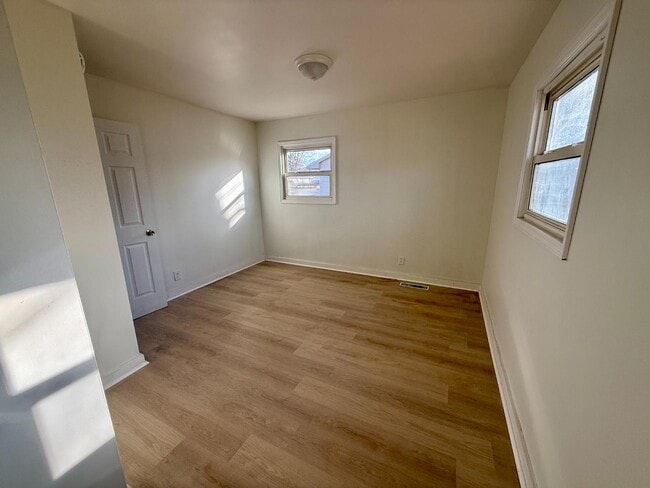 Building Photo - 602 Meadowlawn Dr