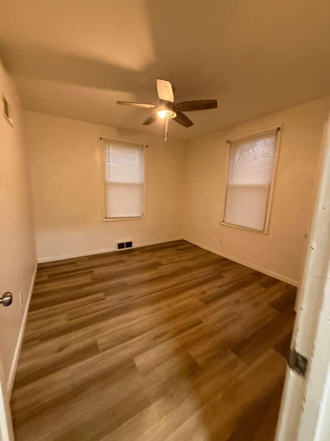 Building Photo - "Cozy 2-Bedroom, 1 bath Retreat with Fireplace Charm!"  One car garage, section 8 ok.