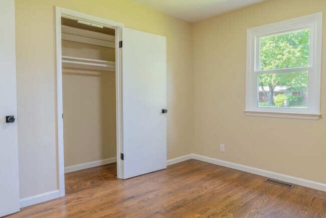 Building Photo - 462 Woodview Dr