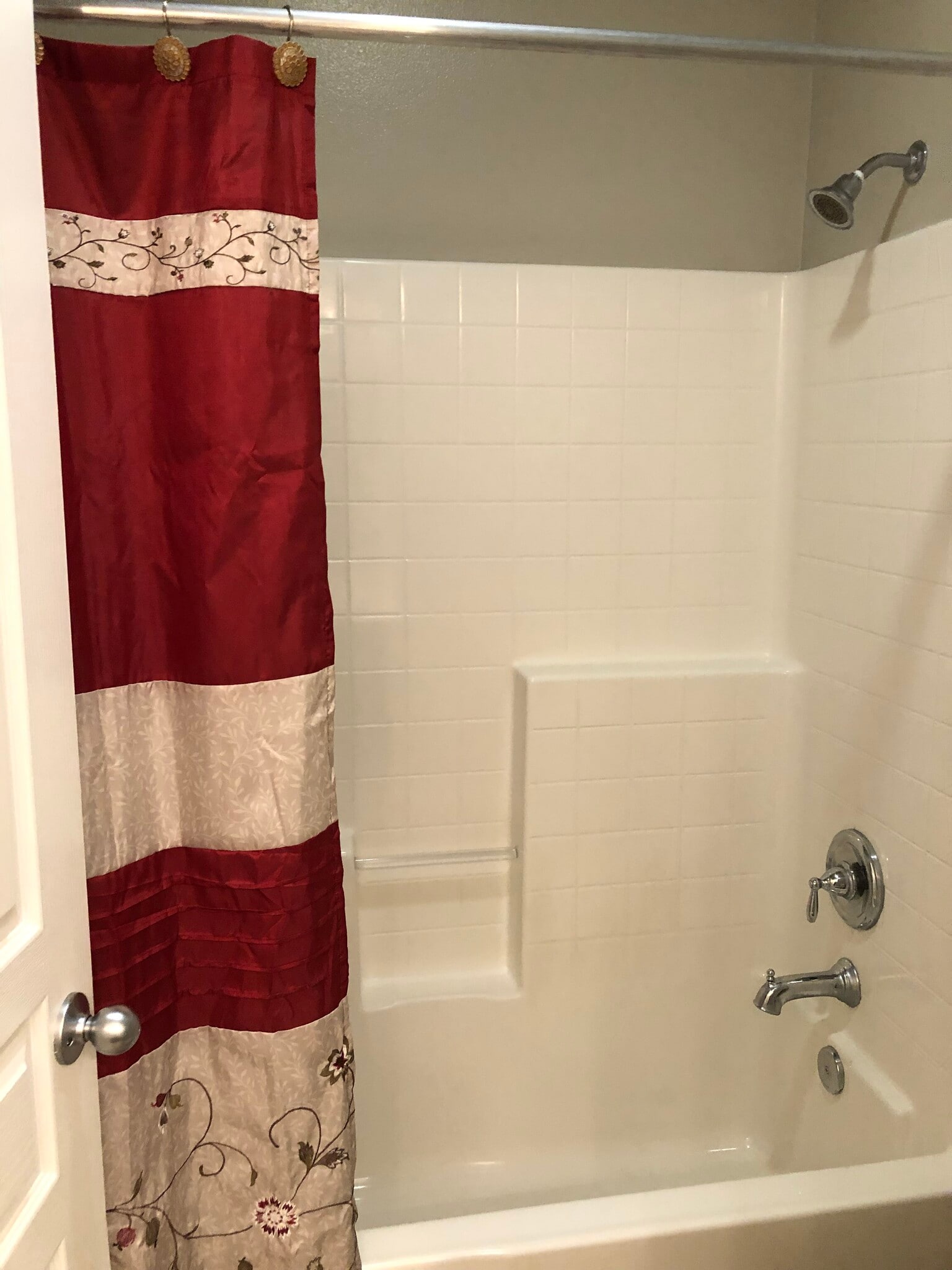 Bath tub and shower - 30426 Cowboy Ln