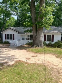 Building Photo - Charming Ranch
