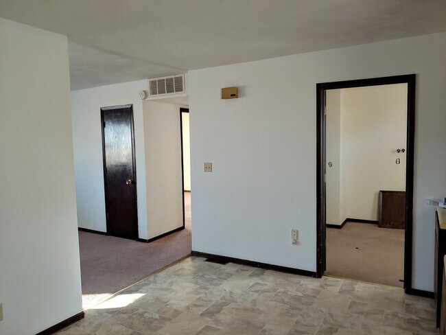 Building Photo - 704 E Cedar Ln