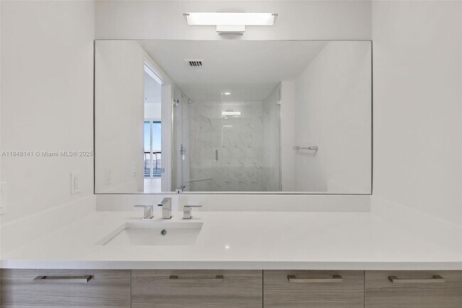 Building Photo - 1756 N Bayshore Dr