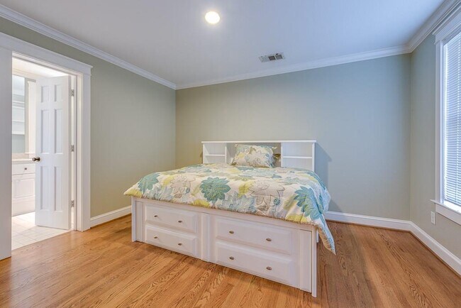 Building Photo - 2624 Thomas Ave