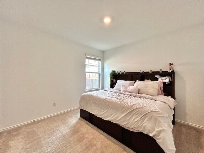 Building Photo - 3 BR / 2 BA Home for Rent in Hutto