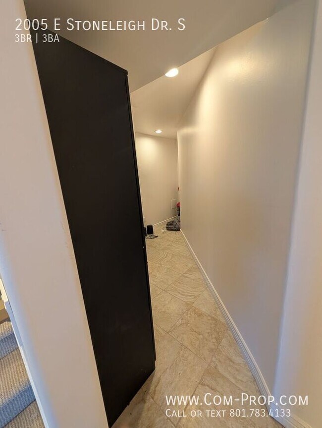 Building Photo - 2005 Stoneleigh Dr S