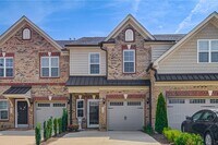 Building Photo - Townhome w/gargae convenient to shopping a...