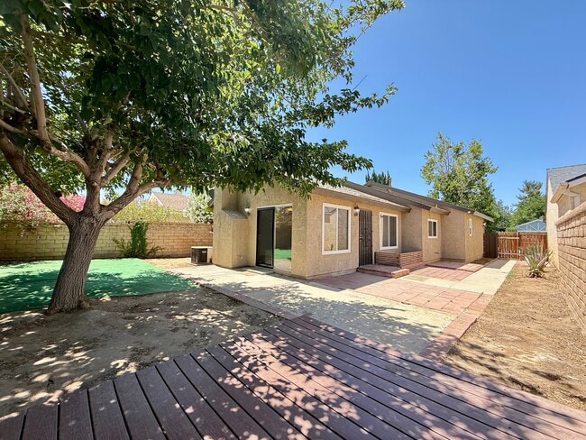 Building Photo - 2711 Nandina Dr