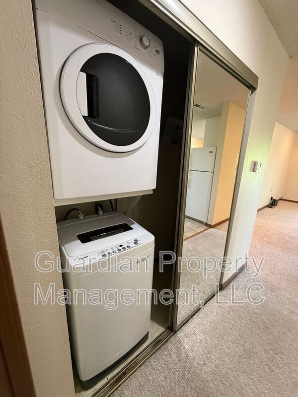 Building Photo - 1633 N Country Club Rd