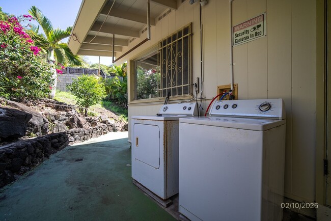 Building Photo - $3000 /2br/1ba/1 parking stall in Waialae ...