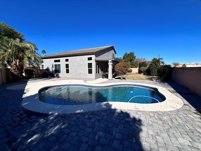 Building Photo - Beautiful fully furnished 4-bedroom, 2.5-bath home located near downtown Gilbert!
