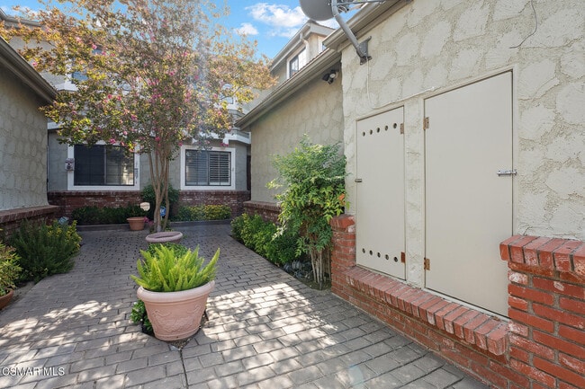 Building Photo - 29723 Strawberry Hill Dr