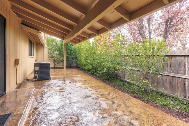 Building Photo - 1100 Excalibur Dr