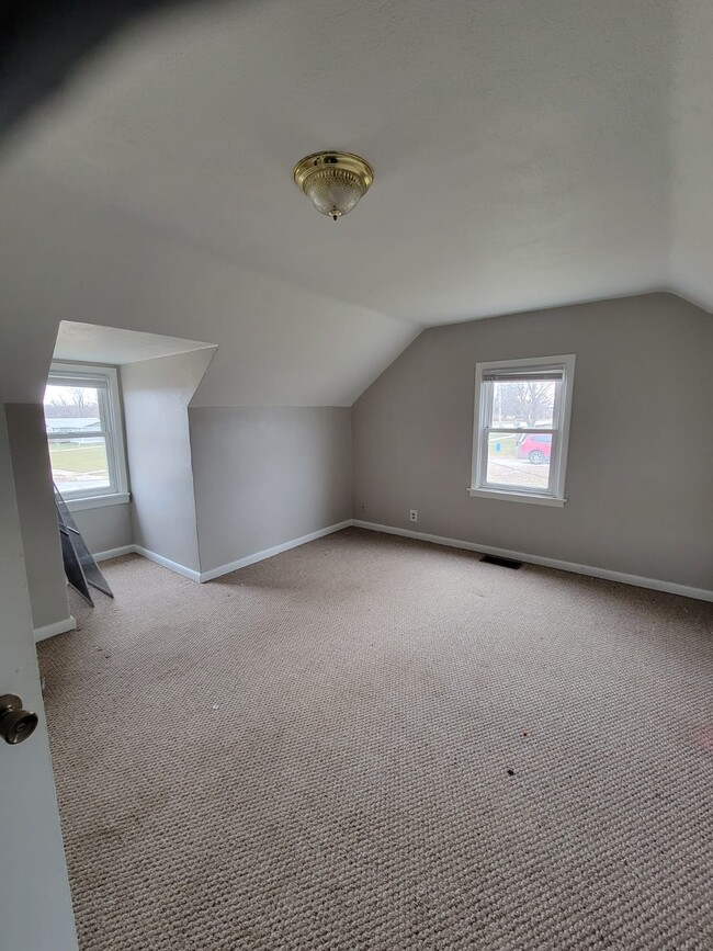 Building Photo - 627 N 3rd St