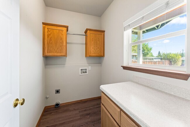 Building Photo - 1560 SW Reindeer Ave