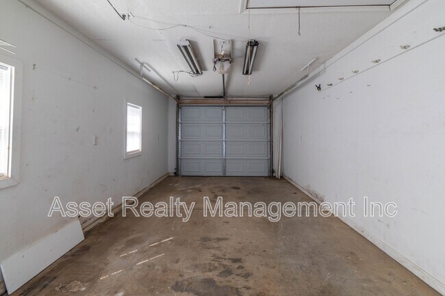 Building Photo - 1322 Silver Charm Way