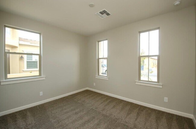 Building Photo - **COMING SOON** AVAILABLE 12/20/25 - Beaut...