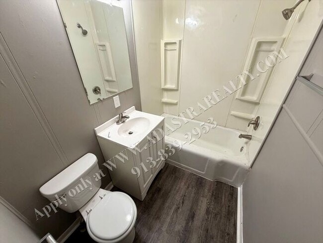 Building Photo - Cozy 3 Bed 1 Bath Home in Raytown-Available NOW!!