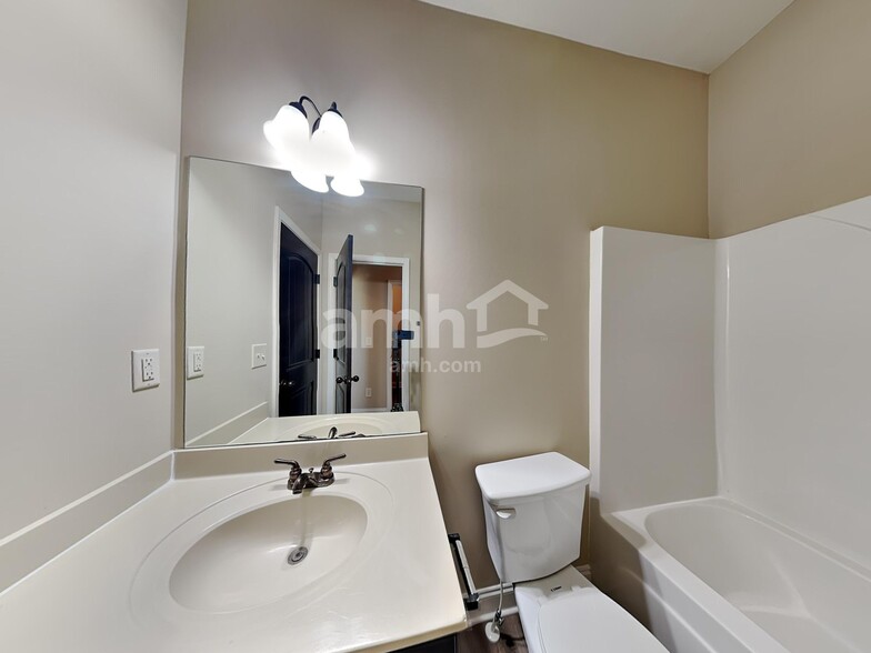 Building Photo - 554 Strawberry Walk