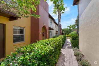 Building Photo - Renovated Condo in Downtown's coveted Dela...