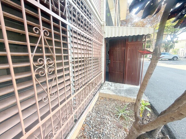 Building Photo - 933 Kaheka St