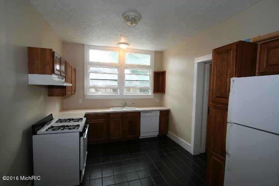 Building Photo - 321 Charles Avenue Southeast