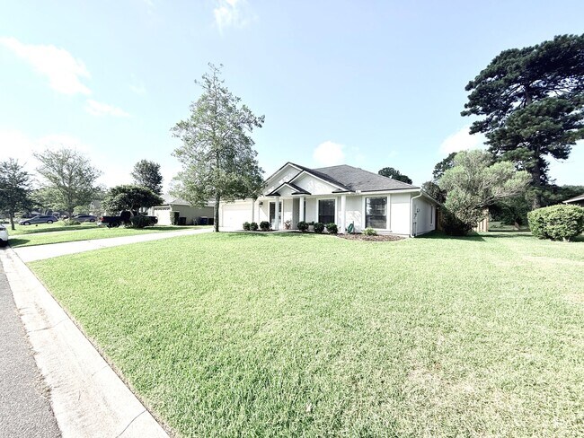 Building Photo - Stylish 4BR Home Minutes from Everything