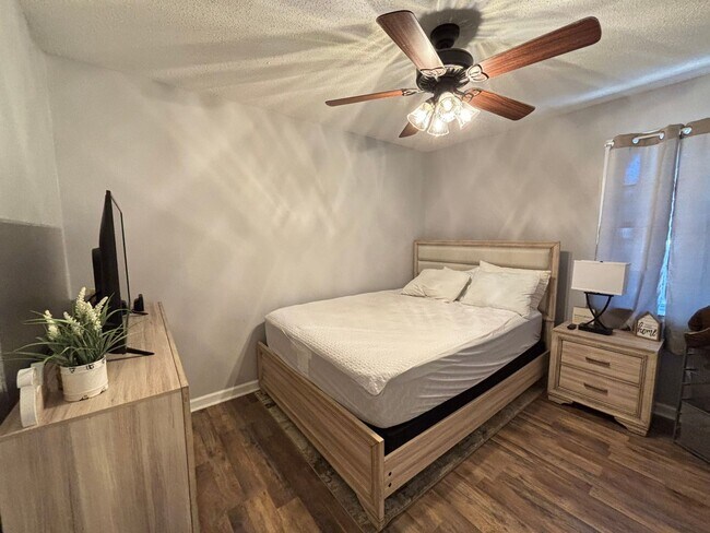 Building Photo - FOR RENT