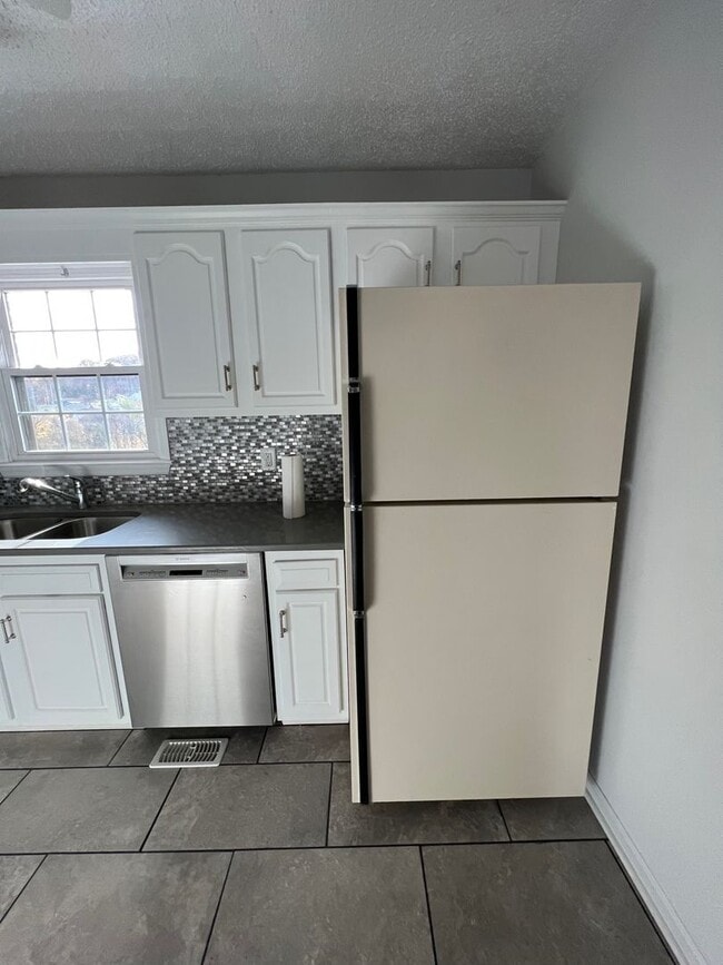 Building Photo - 2 bedroom/2.5 bath Condo Kingsport, TN
