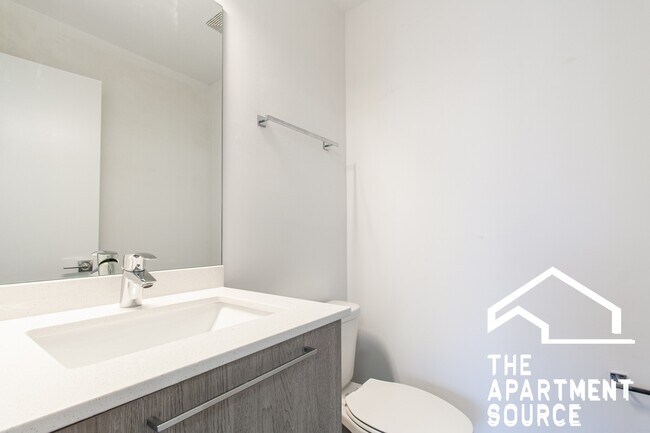 Building Photo - 7621 N Sheridan Rd