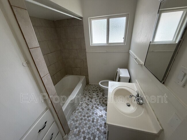 Building Photo - 3925 Mesa Verde Ave NE