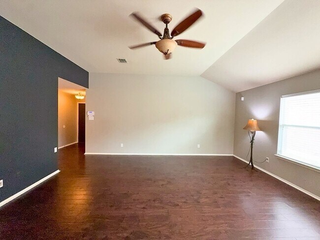 Building Photo - 9120 Goldenview Dr