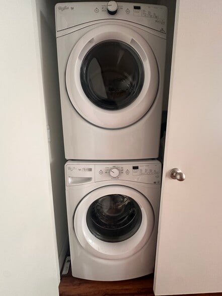 Building Photo - 1037 W Rooftop Dr