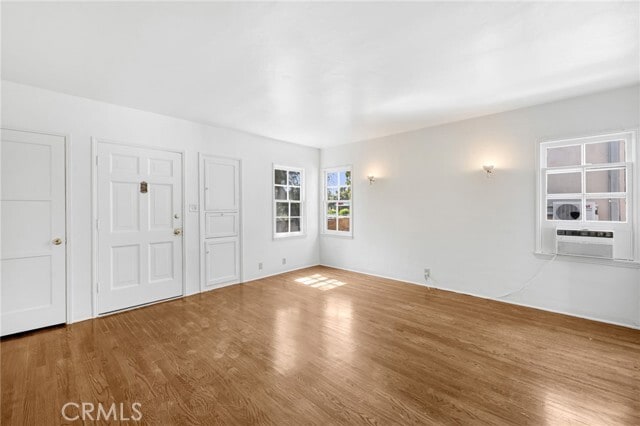 Building Photo - 1367 N Mentor Ave