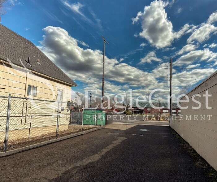 Building Photo - 706/708SCollege