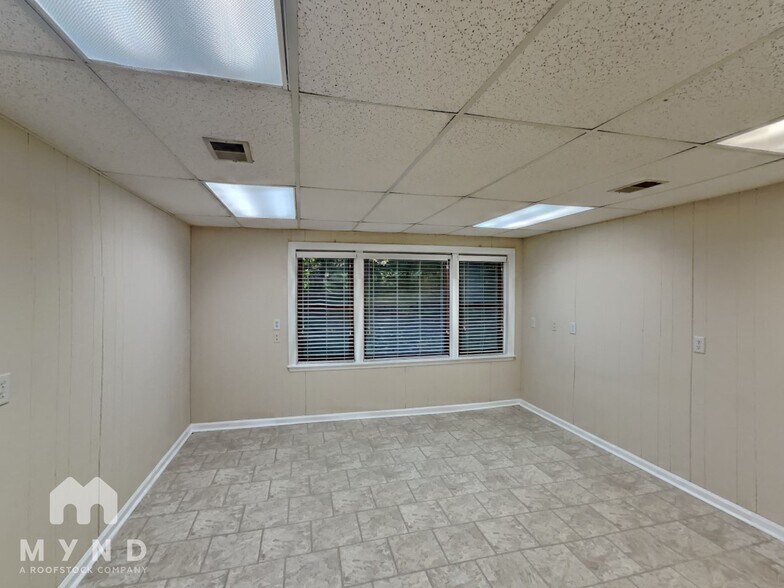 Building Photo - 3255 Sharon Ln