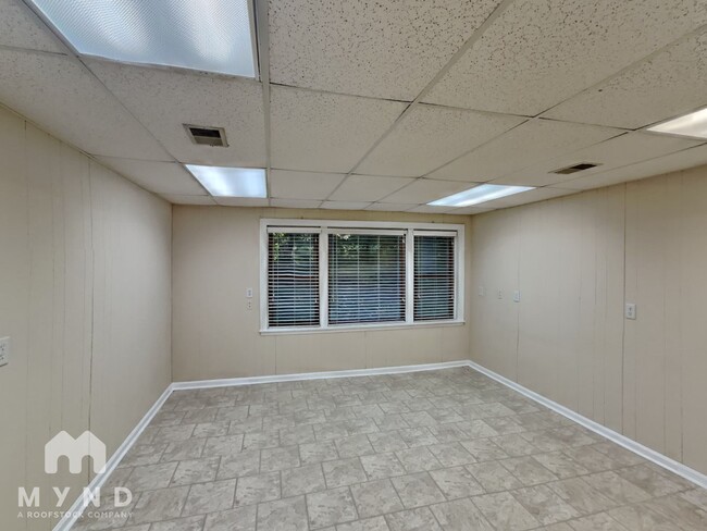 Building Photo - 3255 Sharon Ln