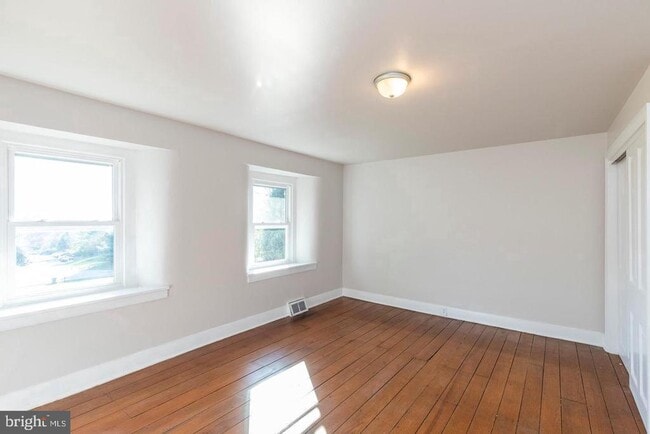 Building Photo - 211 Gale Ln