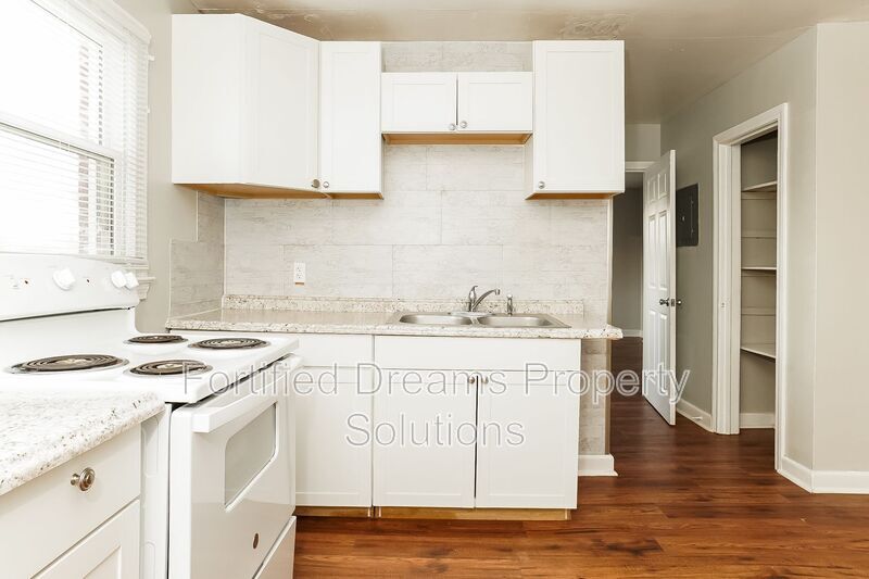 Building Photo - 2008 Row St