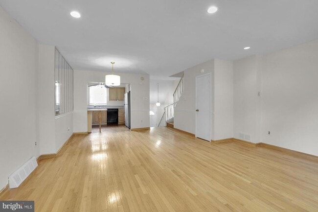 Building Photo - 6736 Emlen St