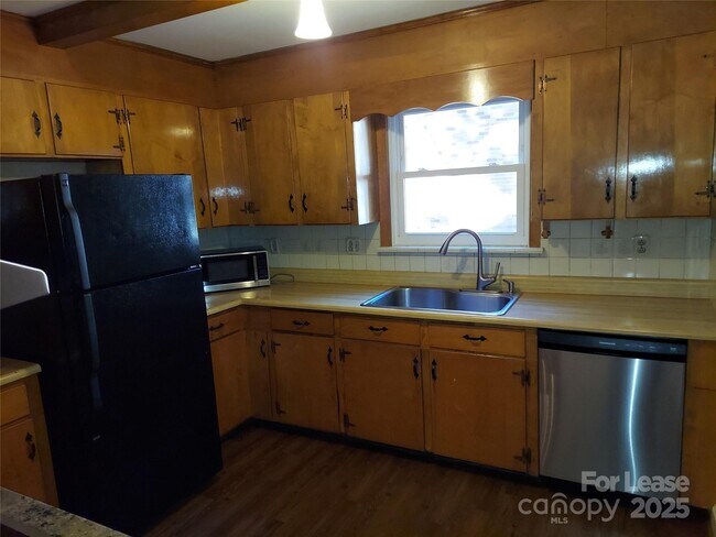 Building Photo - 3813 Selwyn Ave