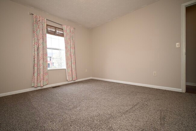 Building Photo - 5898 Ethan Dr