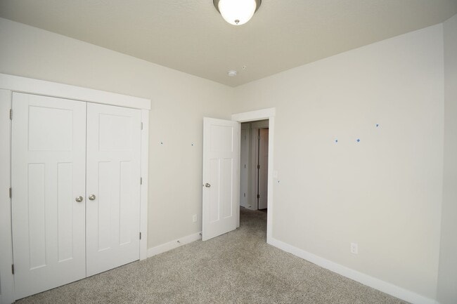 Building Photo - Bright Top Floor Condo with Tennis court, Pool, and Clubhouse