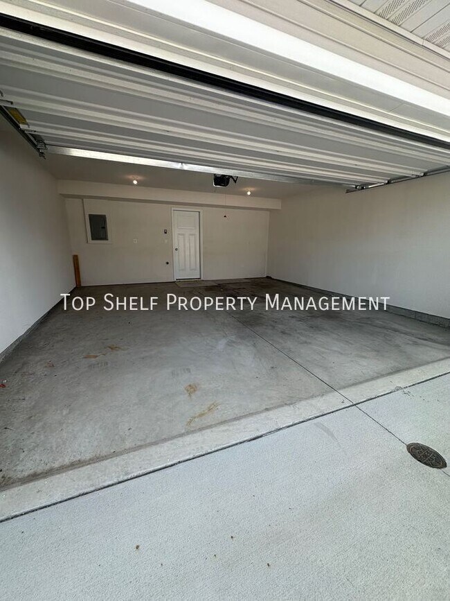 Building Photo - 5711 NE Lowell Ln